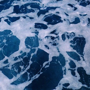 俄罗斯大美女裸体露出大乳房尿口
